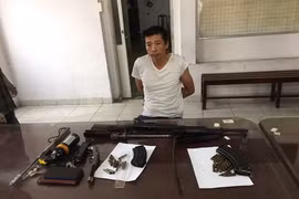 Đối tượng Tuyên cùng khẩu súng k56 và đạn tại cơ quan công an.