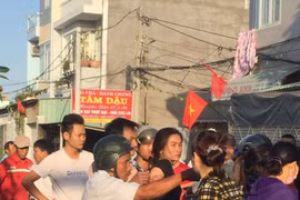 Phượng bị người dân lực lượng bắt giữ.