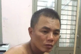 Thưởng tại cơ quan công an.