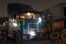 Công an khám nghiệm hiện trường.