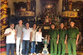 Công an bàn giao trái châu gần 100 tuổi trị giá 350 triệu đồng cho quản lý Lăng Ông