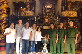 Công an bàn giao trái châu gần 100 tuổi trị giá 350 triệu đồng cho quản lý Lăng Ông