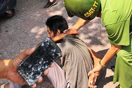 Thiếu niên 16 tuổi lúc bị công an khống chế.