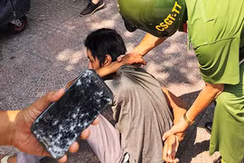 Thiếu niên 16 tuổi lúc bị công an khống chế.