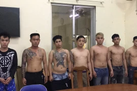 Nhóm giang hồ tại cơ quan công an.