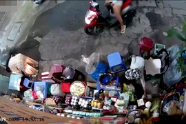 Bắt người phụ nữ chở con dàn cảnh trộm tiền của cụ bà bán tạp hoá ở Sài Gòn