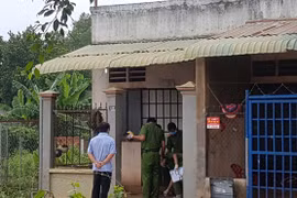 Công an khám nghiệm hiện trường. Ảnh: T.N