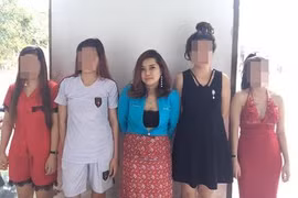 Nữ quản lý cùng các nhân viên bán tại cơ quan công an.