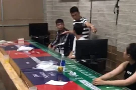 Các con bạc lúc công an ập vào kiểm tra.