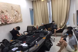 Gần 20 con bạc tại hiện trường. 