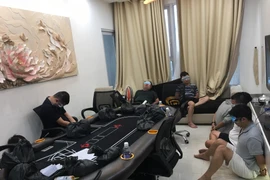 Gần 20 con bạc tại hiện trường. 