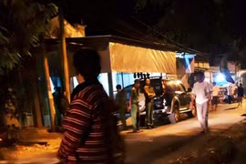 Công an khám xét nhà các đối tượng.