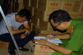 Công an làm việc với chủ cơ sở.