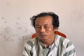 Người đàn ông dùng liềm cắt cổ "vợ hờ" vì nghi ngờ ngoại tình và bị thách thức.