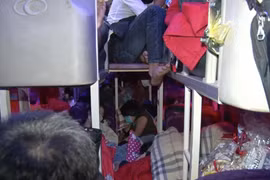 Gần 100 hành khách bị nhồi nhét trên xe khách 46 chỗ đi trên quốc lộ 1A.