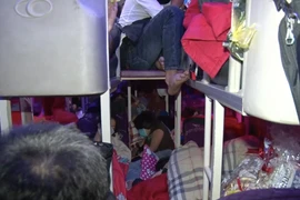 Gần 100 hành khách bị nhồi nhét trên xe khách 46 chỗ đi trên quốc lộ 1A.