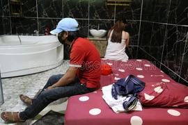 Hai nữ nhân viên kích dục cho khách trong tiệm massage trong mùa dịch Covid-19