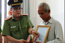 Công an TPHCM trao quyết định thăng cấp hàm cho gia đình trung uý CSGT-TT bị quái xế tông tử vong.