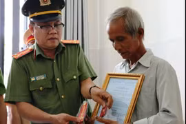 Công an TPHCM trao quyết định thăng cấp hàm cho gia đình trung uý CSGT-TT bị quái xế tông tử vong.