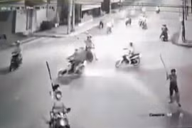 Nhóm “giang hồ” cầm mã tấu tấn công đập phá xe dân phòng