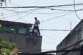 Bị kiểm tra thanh niên phê ma tuý xịt hơi cay vào cảnh sát rồi trốn lên mái nhà ở Sài Gòn