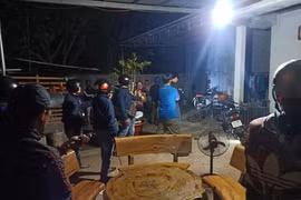 Bị bao vây, nhóm cướp cố thủ dùng bình gas, mã tấu chống trả công an