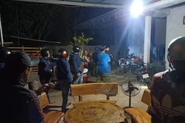 Bị bao vây, nhóm cướp cố thủ dùng bình gas, mã tấu chống trả công an