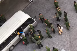 Công an đưa nhiều người về trụ sở.