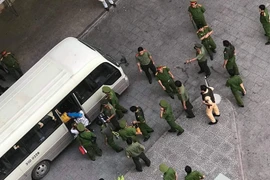 Công an đưa nhiều người về trụ sở.