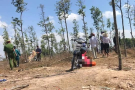 Công an khám nghiệm hiện trường.