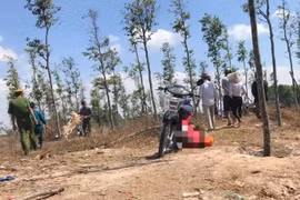 Công an khám nghiệm hiện trường.