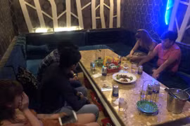 Nữ tiếp viên ăn mặc hở hang phục vụ khách chơi ma tuý ở nhà hàng Sài Gòn.