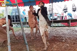 Hội chị em túm váy 'quẩy' tung bùn trong đám cưới