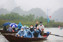 Dòng người đội mưa trẩy hội chùa Hương