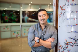 Tiết lộ thú vị về những "người hùng" sáng chế vắc xin COVID-19