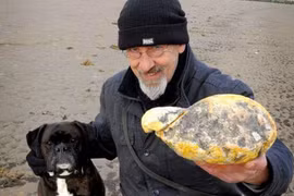 Chó cưng tha về thứ bốc mùi, chủ nhân bỗng đổi đời thành tỷ phú 