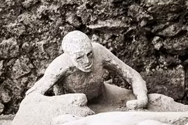 Khủng khiếp: Xem núi lửa phun trào, người đàn ông "bốc hơi" trong nháy mắt