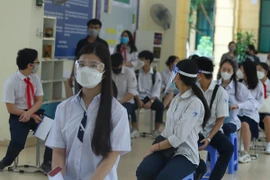 Sáng nay, học sinh nhiều tỉnh thành đón khai giảng đặc biệt chưa từng có