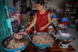 Đội nắng, xếp hàng chờ 90 phút để được ăn cơm gà ở TP HCM