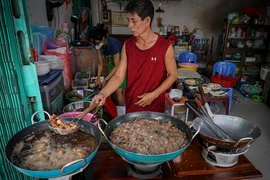 Đội nắng, xếp hàng chờ 90 phút để được ăn cơm gà ở TP HCM