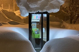 Tuyết phủ đầy Nhật Bản khiến bốt điện thoại thành cánh cửa tới... thế giới khác