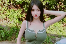 Nữ game thủ Hàn Quốc gây thương nhớ bằng vòng một nóng bỏng