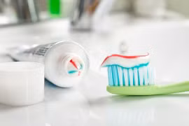 Vì sao nhiều khách sạn không có bàn chải, kem đánh răng ?