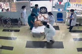 Người đàn ông hóc bánh trung thu may mắn thoát chết ngay trước cửa bệnh viện