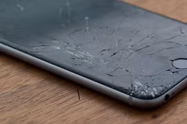 Màn hình tự lành của điện thoại được làm từ chất liệu gì?