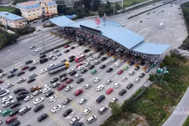 Lối ra cao tốc Pháp Vân - Cầu Giẽ ùn tắc hơn 2km chiều mùng 4 Tết