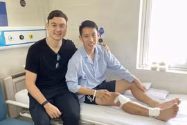 Vào viện thăm Hùng Dũng... Văn Lâm lại trở thành tâm điểm chú ý