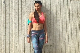 Cơ bụng gợi cảm đáng ngưỡng mộ của nữ golf thủ người Ấn Độ