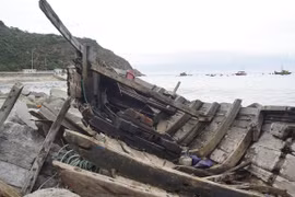 Rớt nước mắt nhìn xác tàu cá được trục vớt lên bờ