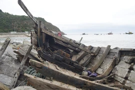 Rớt nước mắt nhìn xác tàu cá được trục vớt lên bờ